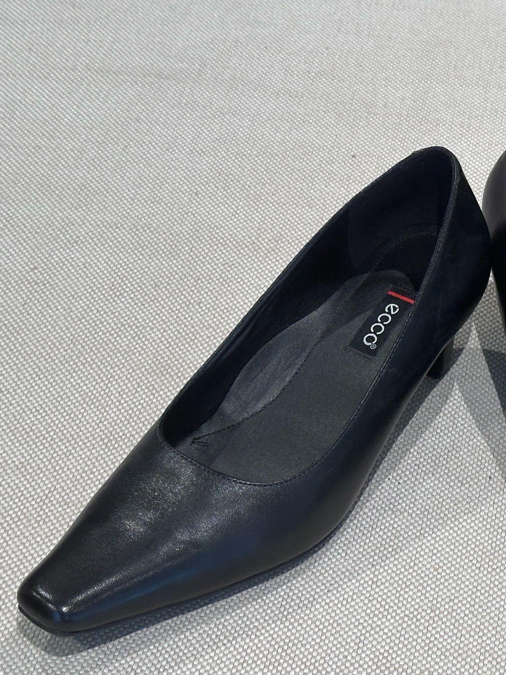 ECCO Size 39 (8) Black Leather LIKE NEW Classic Kitten Heel Pump - Picture 11 of 14